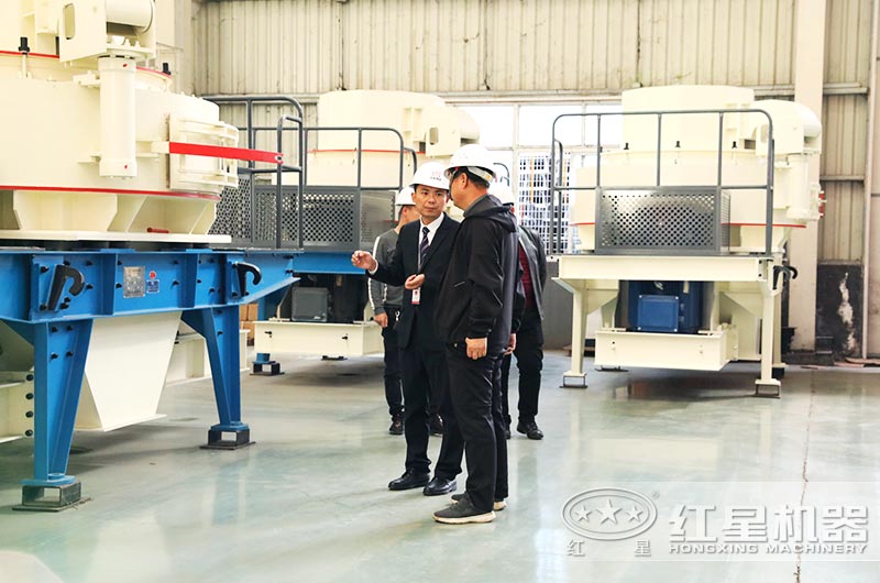 用戶(hù)考察制砂機(jī)生產(chǎn)車(chē)間