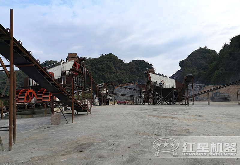 方案三配置現(xiàn)場：破碎機+制砂機+洗砂機，費用80萬以上