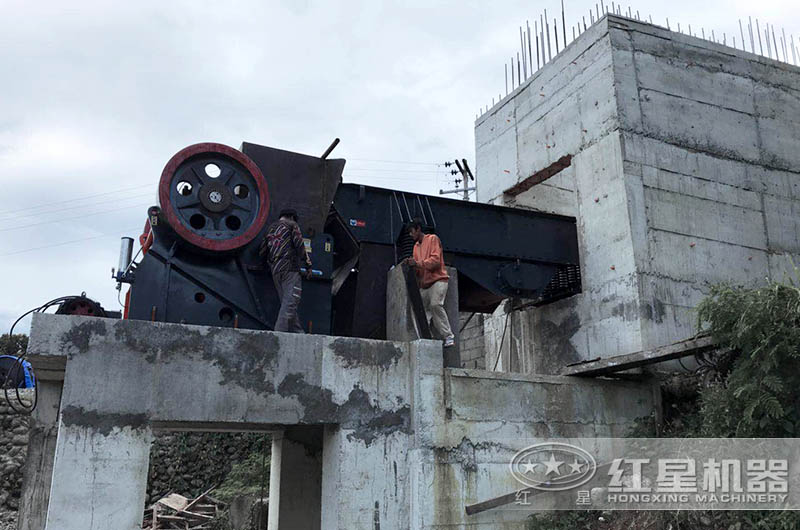 大型鱷式碎石機(jī)設(shè)備不同、型號不同、報價不同