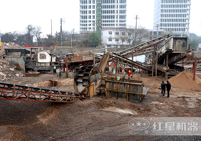 建筑垃圾制沙現場，配置車載制沙機